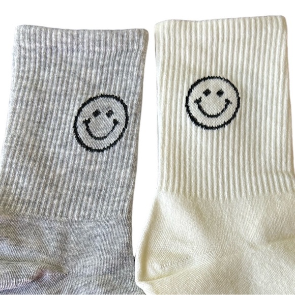 New Women’s Trendy Smiley Face Crew Socks (2 Pairs Total) - Picture 4 of 4